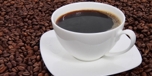 Em pessoas com a pressão arterial bem controlada, o consumo de café é provavelmente seguro